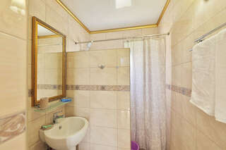 Гостиница Лорис Геленджик Двухместный номер с 2 отдельными кроватями-5