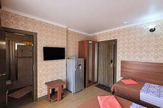 Гостиница Лорис Геленджик Трехместный номер с балконом-11