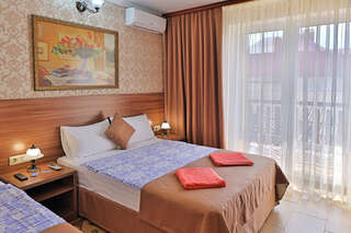 Гостиница Лорис Геленджик Трехместный номер с балконом-3