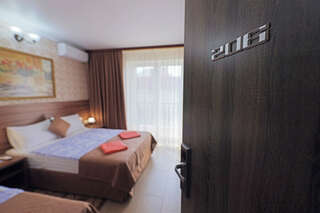 Гостиница Лорис Геленджик Трехместный номер с балконом-7