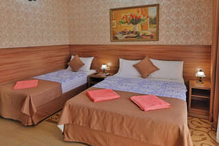 Гостиница Лорис Геленджик Трехместный номер с балконом-1